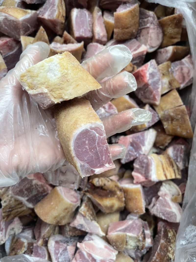 烟熏据腊猪脚粒（腊肉香肠源头工厂一手货源量大从优）