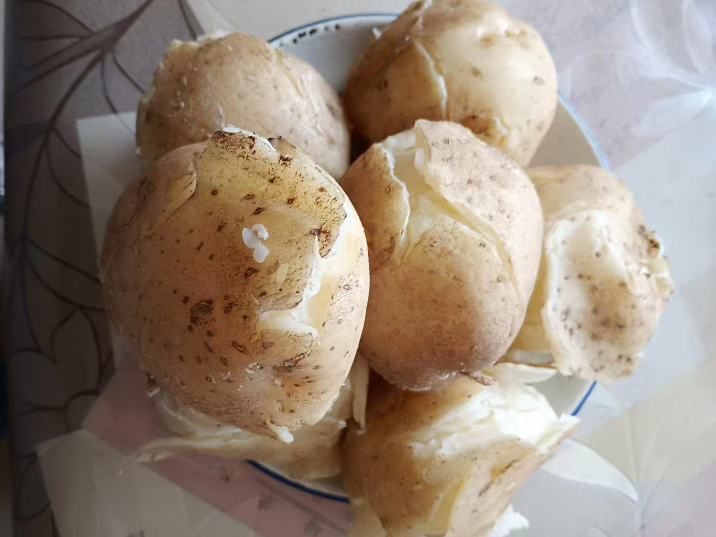 展示完整带皮土豆与削皮后土豆的对比图,强调保留外皮的营养价值 土豆皮与去皮土豆对比图