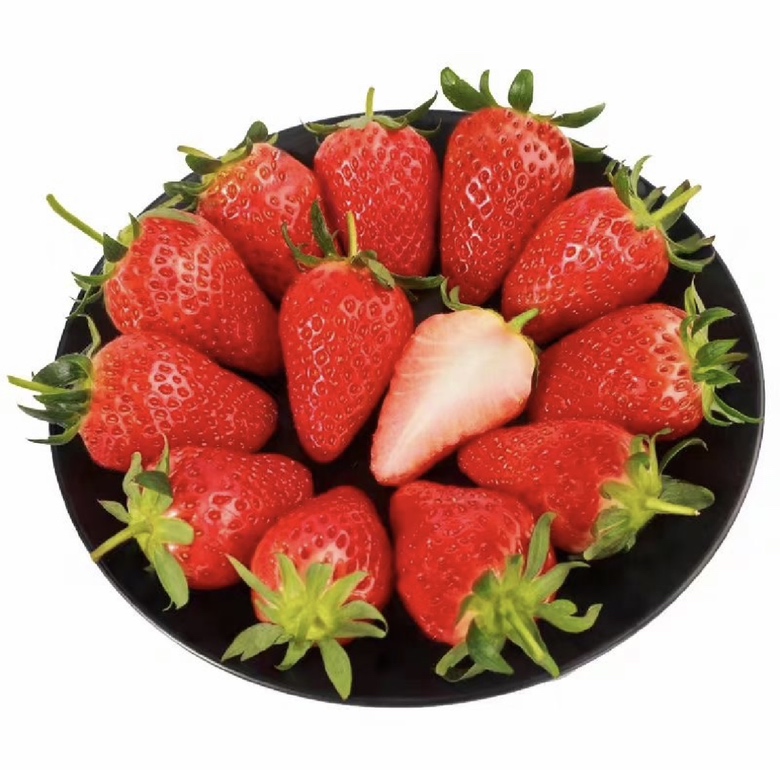 奶油草莓制作的草莓慕斯甜点