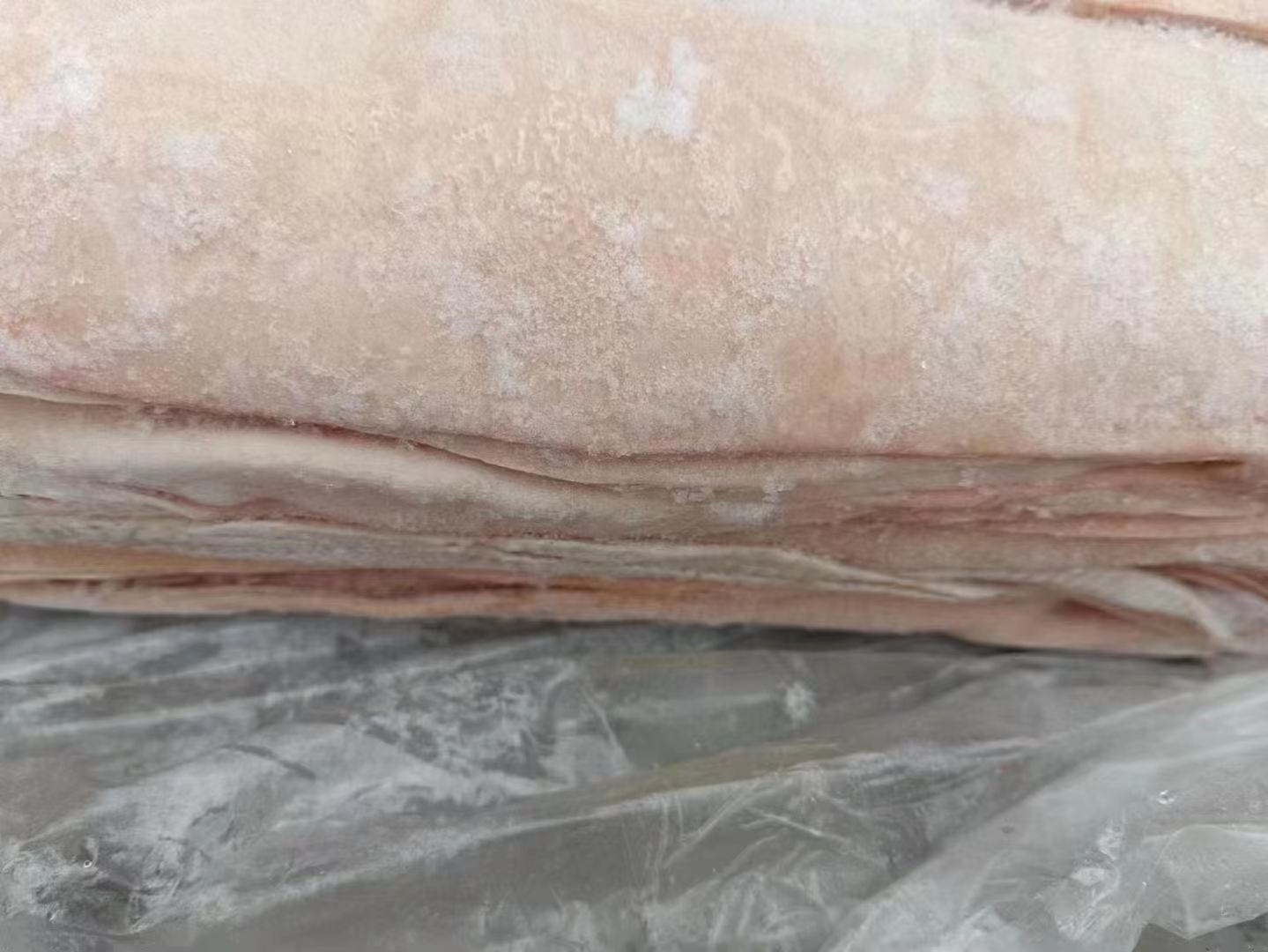 图示:左侧为草甘膦水剂冻结后絮状沉淀(白色块状物),中为硝磺草酮SC冻结后轻微分层(底部微沉,上层清亮),右侧为烟嘧·莠去津OD冻结后油水轻微分离(透明油相浮于上层)。背景为-10℃恒温冰箱与25℃恒温水浴锅对比场景,标注温度计读数。 不同剂型除草剂低温稳定性对比示意图