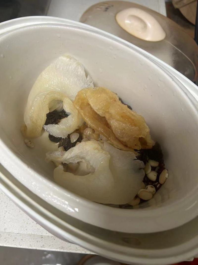 金钩鲍翅鱼翅翅针，其实挺多的，口感胶质很好，有针有胶