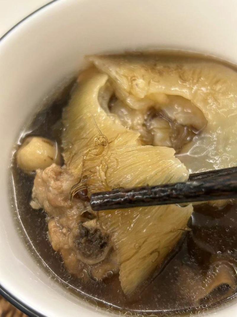 金钩鲍翅鱼翅翅针，其实挺多的，口感胶质很好，有针有胶