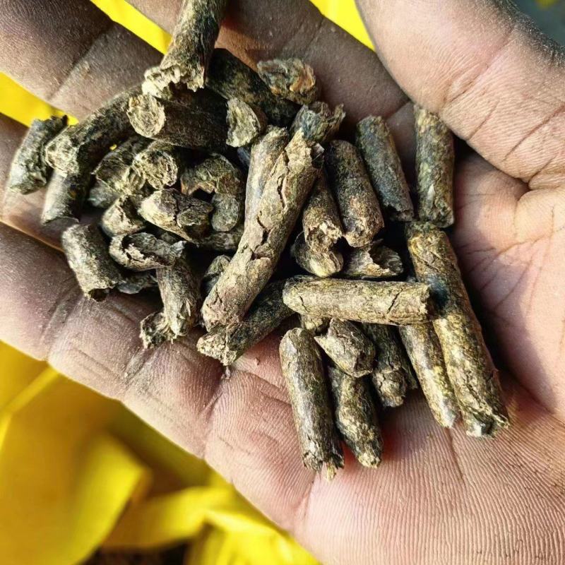大量供应花生秧颗粒牛羊饲料现货花生秧颗粒