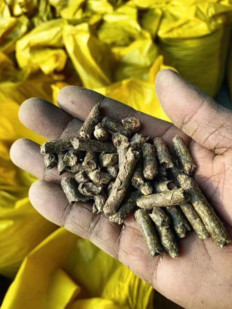 大量供应花生秧颗粒牛羊饲料现货花生秧颗粒