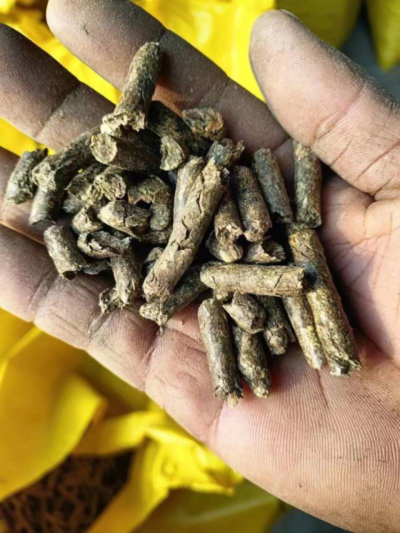 大量供应花生秧颗粒牛羊饲料现货花生秧颗粒