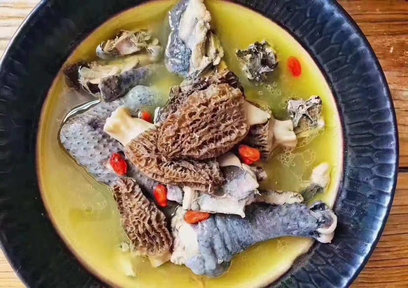 羊肚菌炖鸡汤成品图