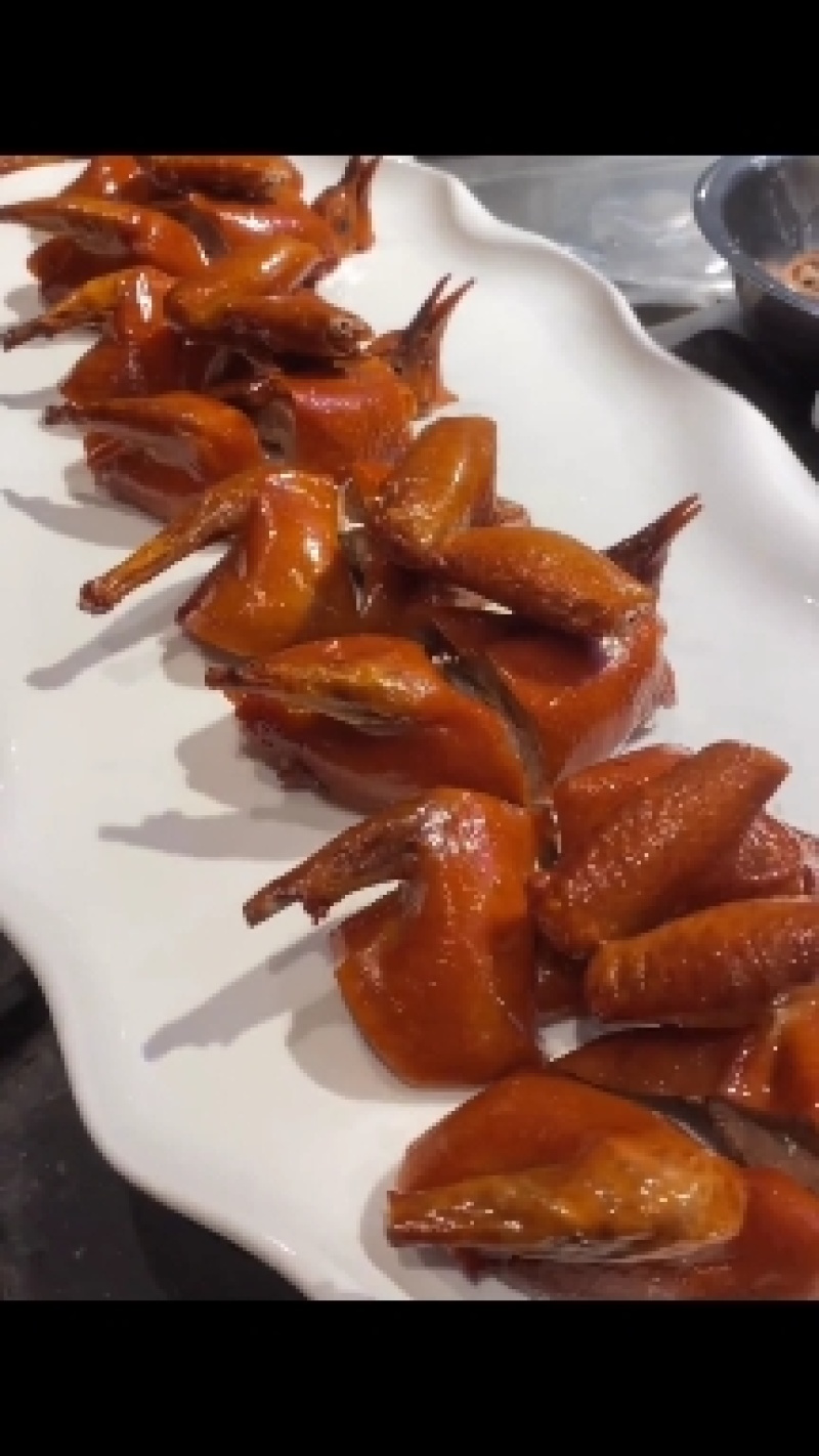 红烧脆皮乳鸽4到6两（半成品）拆开包装即可炸或烤工厂发货