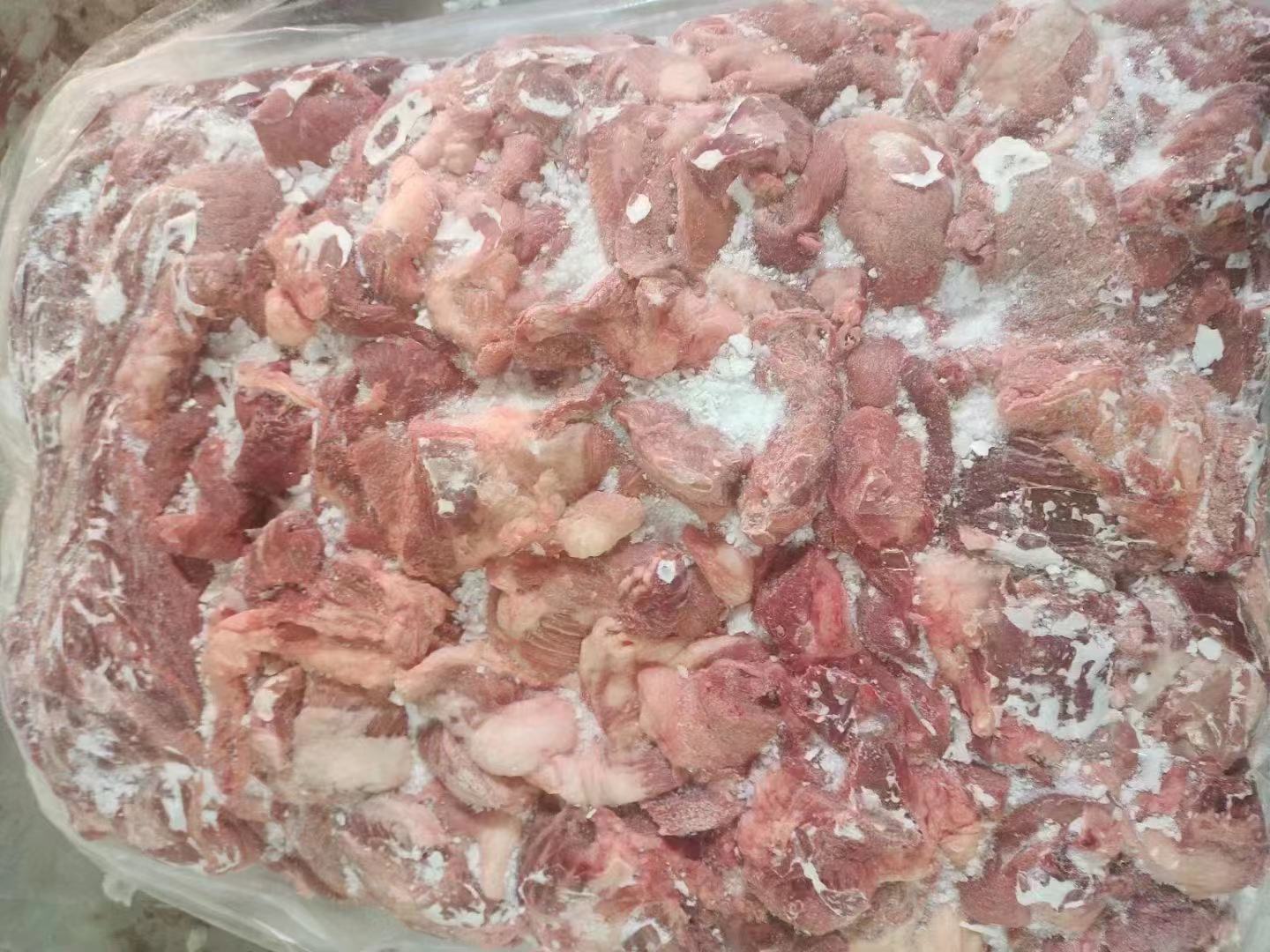 图中展示消费者在市场上挑选新鲜猪肉的情景,背景为正规肉摊 消费者在市场上挑选猪肉