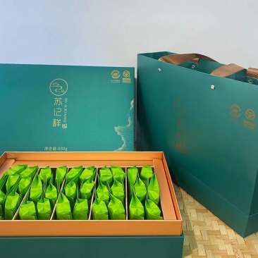 苏记祥绿茶产于广东梅州，条索紧结，绿润，香气馥郁甘甜醇滑。