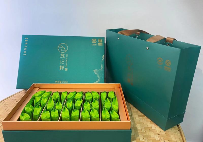 苏记祥绿茶产于广东梅州，条索紧结，绿润，香气馥郁甘甜醇滑。