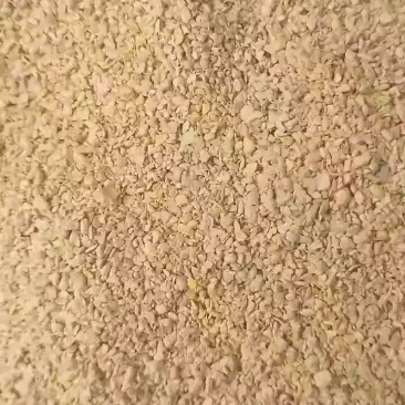 麸皮小料，由麸皮豆渣烘干而成，适合鸡鸭鹅猪牛羊水产类养殖
