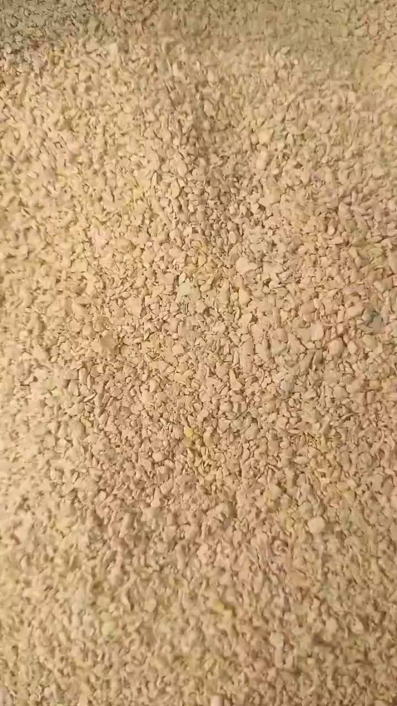 麸皮小料，由麸皮豆渣烘干而成，适合鸡鸭鹅猪牛羊水产类养殖