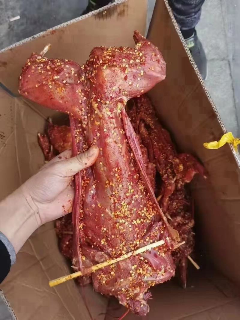 新品烟熏麻辣兔子风干麻辣兔风干兔肉风吹兔麻辣干香