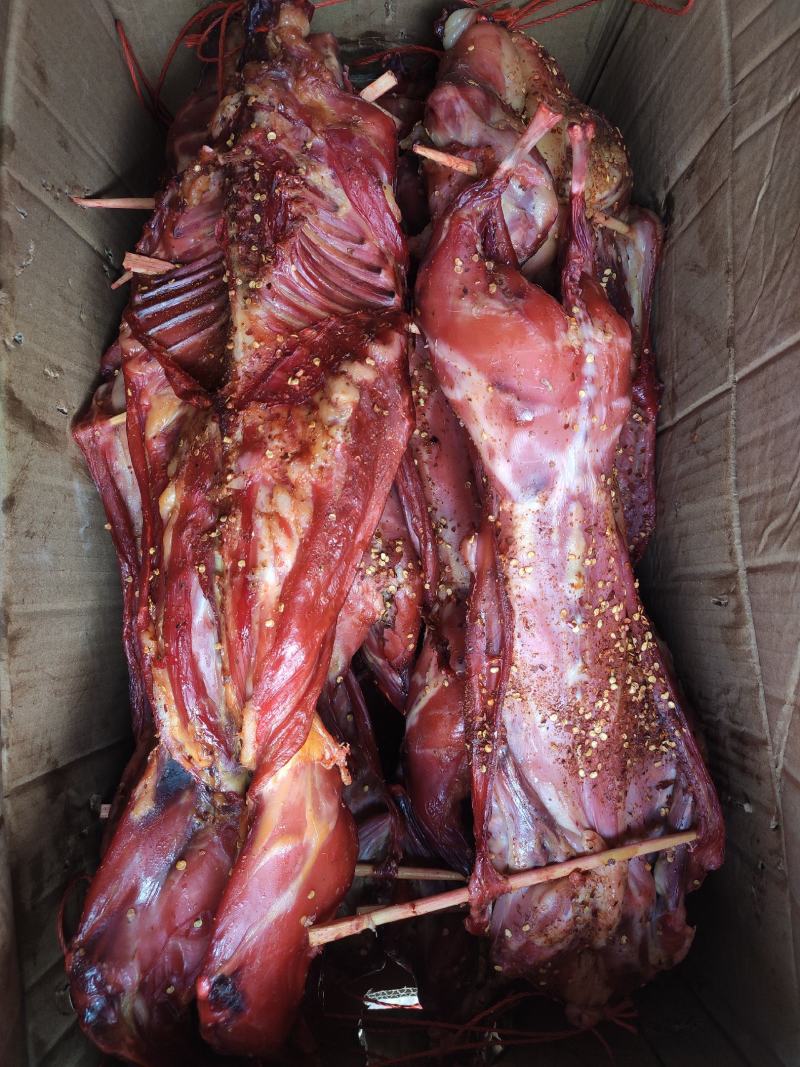新品烟熏麻辣兔子风干麻辣兔风干兔肉风吹兔麻辣干香