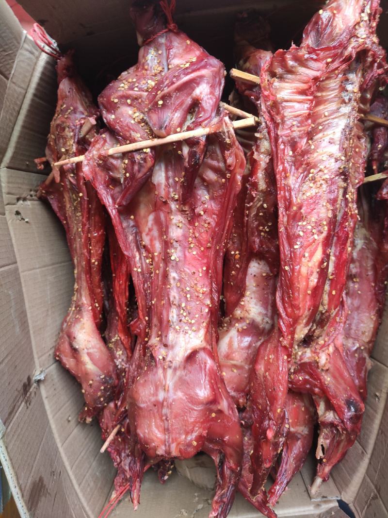 新品烟熏麻辣兔子风干麻辣兔风干兔肉风吹兔麻辣干香