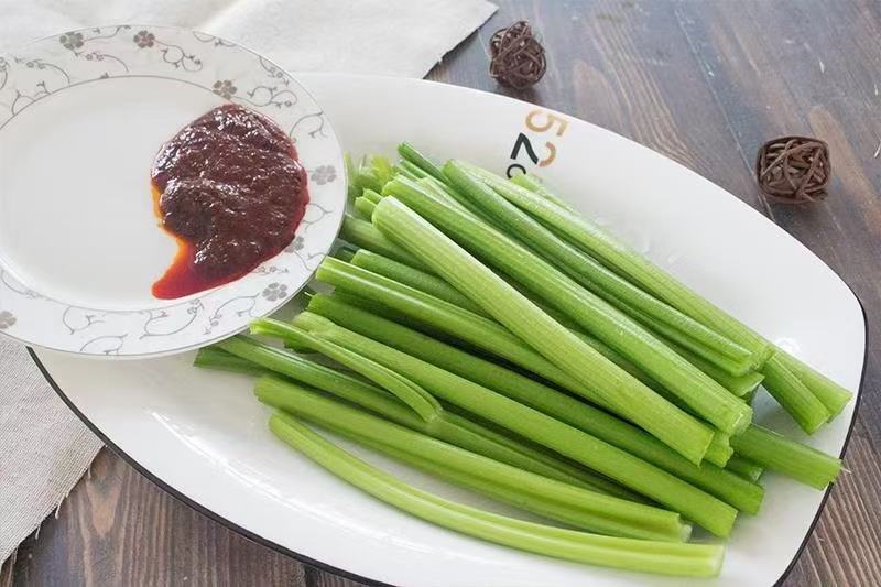 新鲜杏鲍菇与香芹整齐摆放在案板上