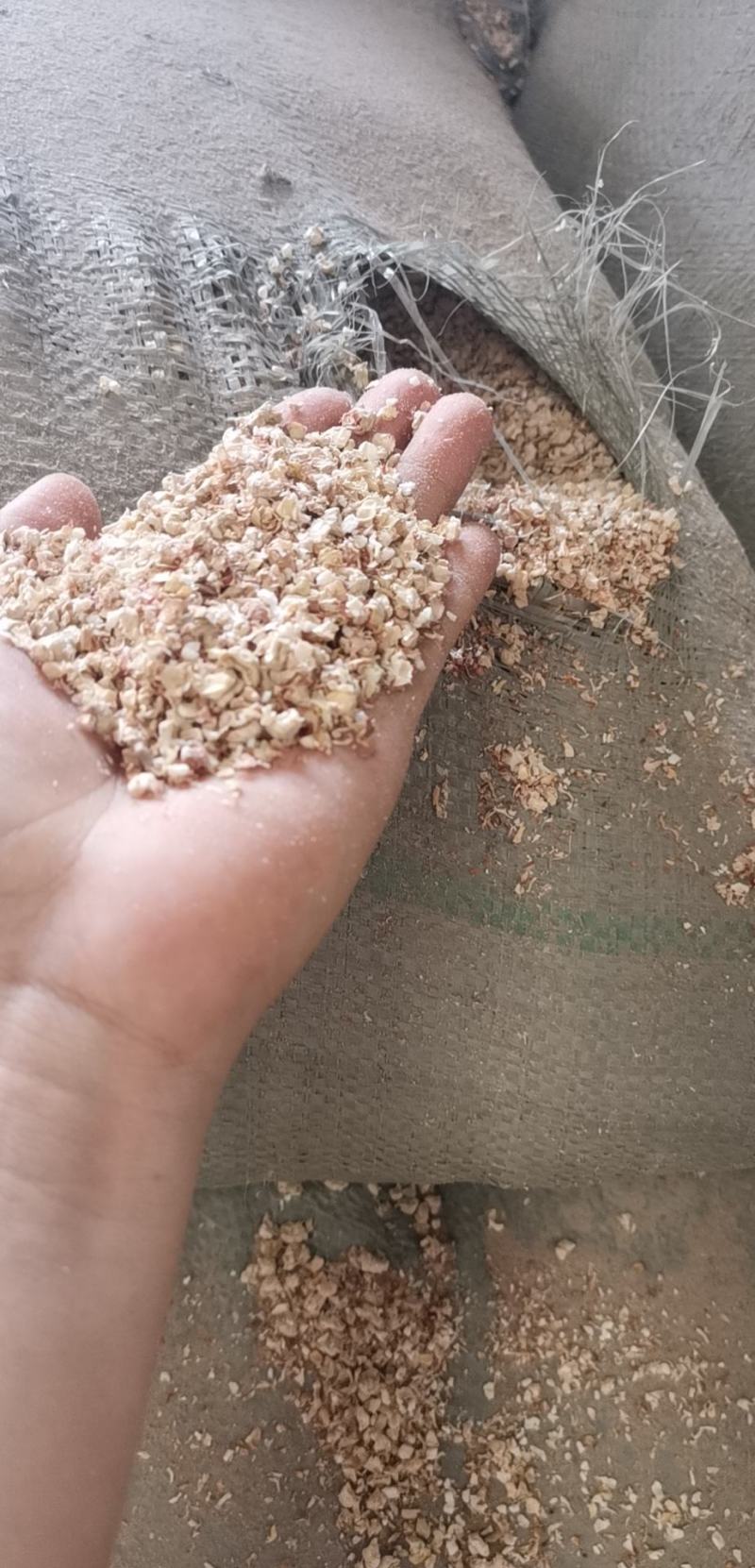 工厂化生产玉米芯颗粒，各种规格压缩包，软包装，散装，协助