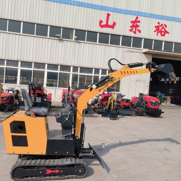 10型小型挖机适合果园大棚等狭小地带作业，方便小巧灵活
