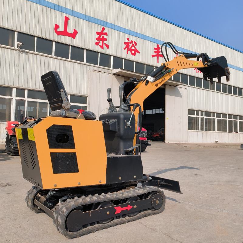 10型小型挖机适合果园大棚等狭小地带作业，方便小巧灵活