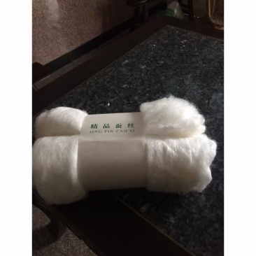 精梳纯柞蚕丝，比常规的二道梳理柞蚕丝细腻很多很多。