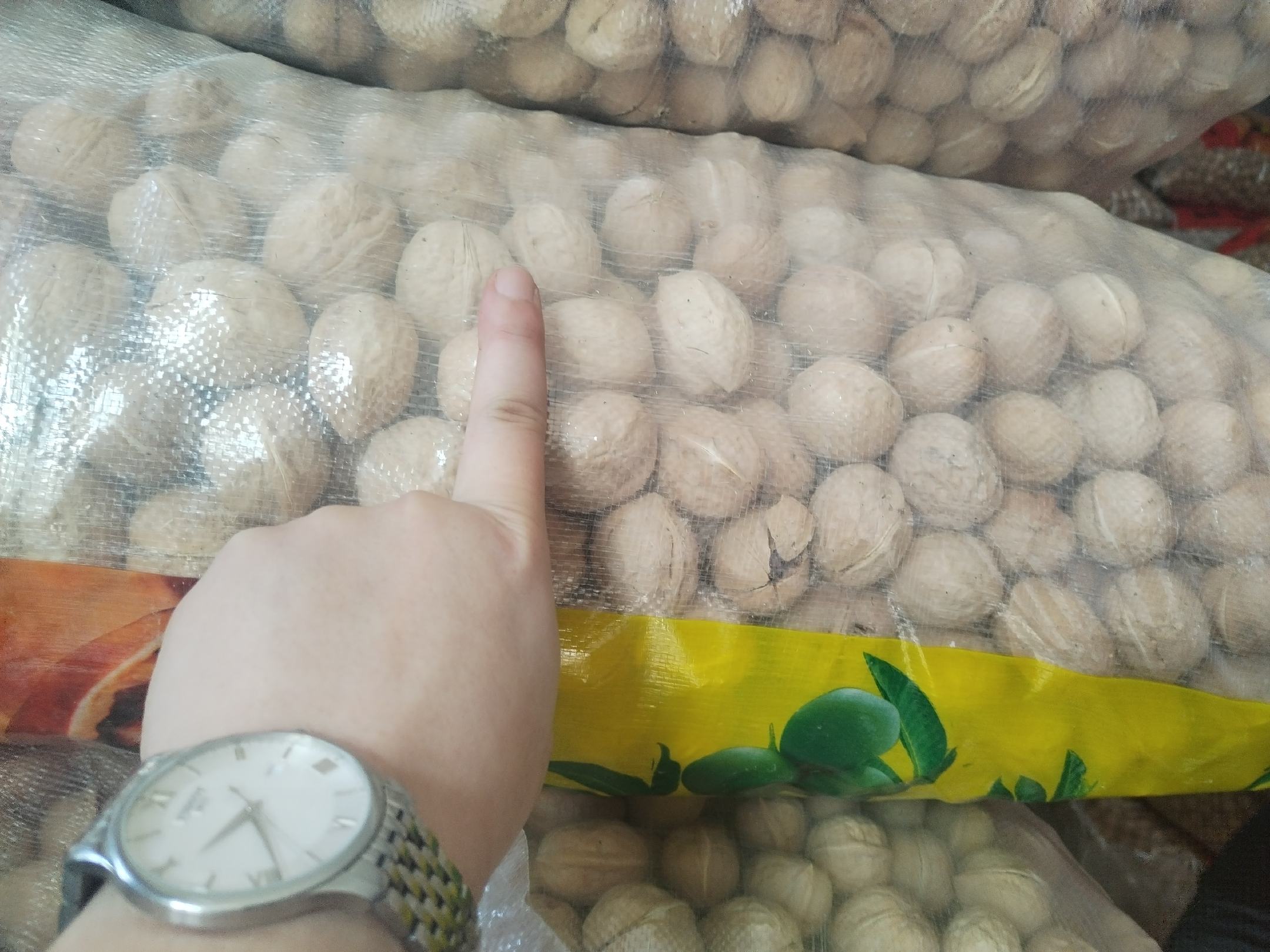 密封袋中存放的文玩核桃