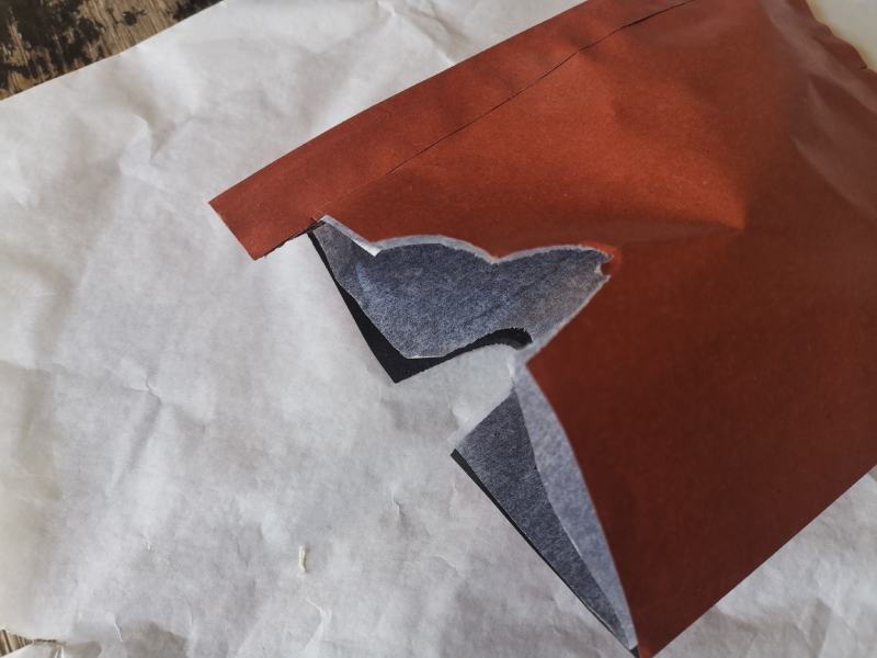 15x18双层外红内黑疏水高光复合纸加白蜡绵纸桃子套袋。