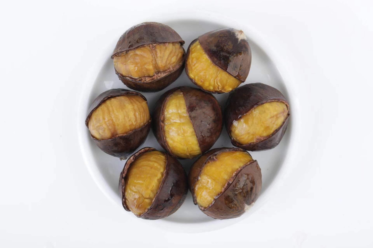 青龙栗子果粒特写,展示红褐色果壳与金黄果肉的自然色泽 青龙栗子果粒特写