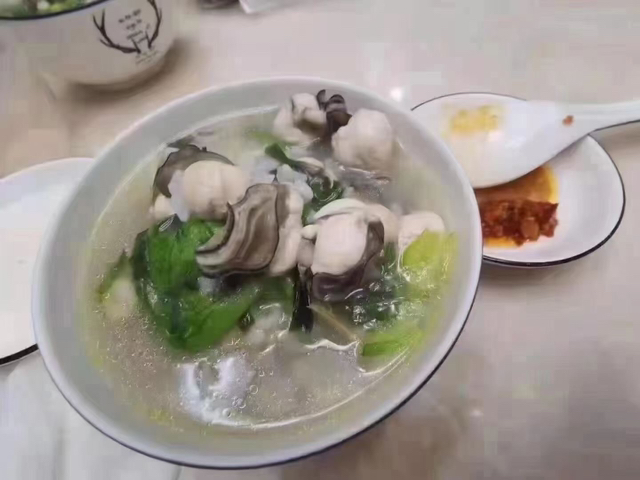 成品辣酱与生蚝摆盘图