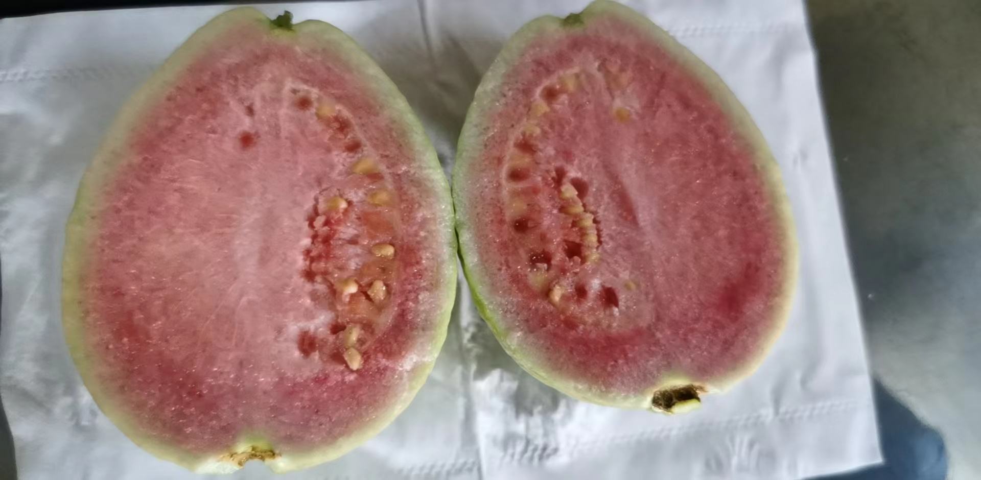 番石榴切开与果肉处理