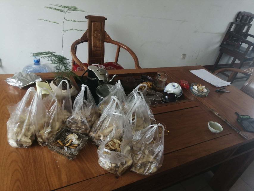 西洋参与黄精泡水的步骤图