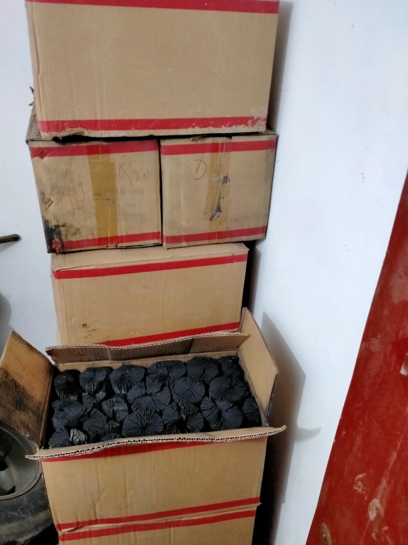 纯栗木炭:人工烧制、无烟、耐烧。