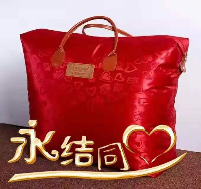 桑蚕丝自己养蚕自己加工。买的放心，行了的，欢迎老联系我。