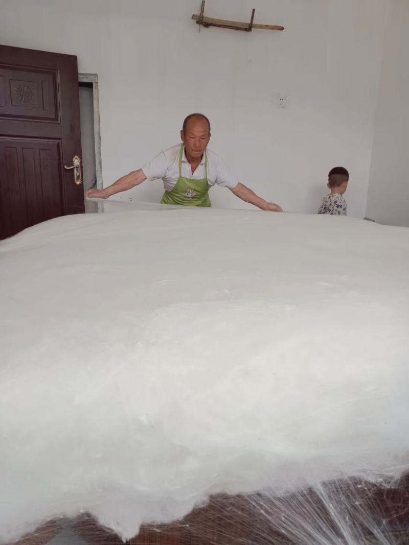 桑蚕丝自己养蚕自己加工。买的放心，行了的，欢迎老联系我。