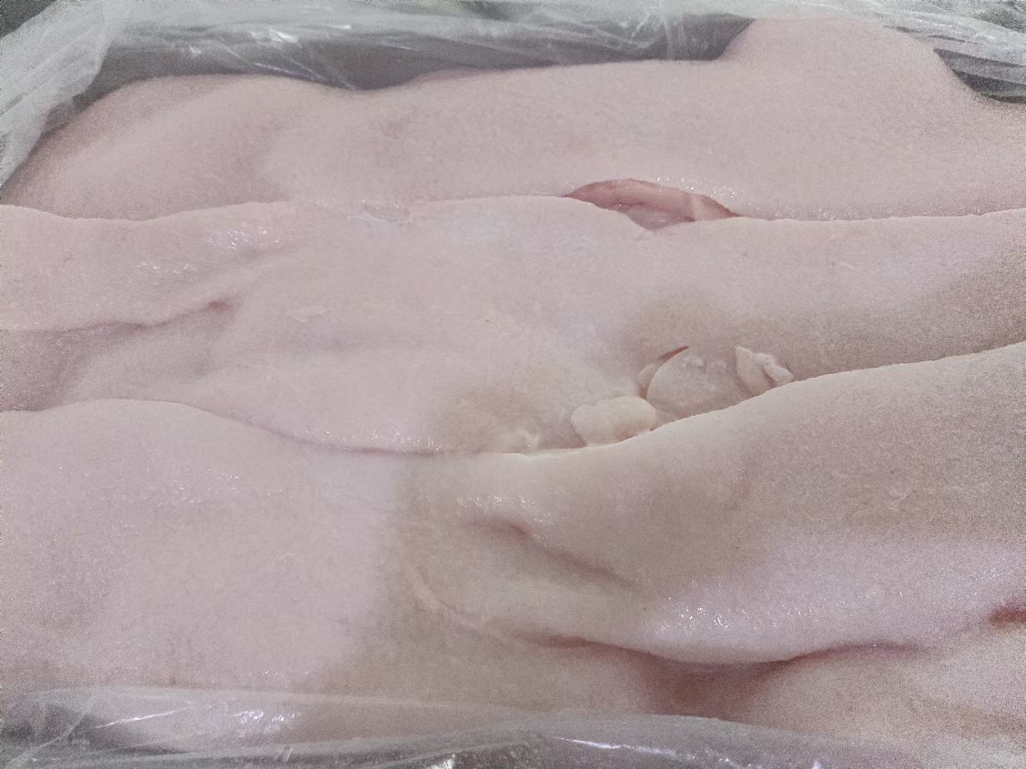 高清屏幕截图:蓝色主题的畜牧数字化管理平台界面,左侧导航栏高亮‘购销合同’模块,主区域显示结构化合同列表(含合同编号、甲方/乙方名称、活猪头数、签约日期、状态标签如‘已备案’‘待检疫’);右上角嵌入电子签章按钮与二维码下载入口,底部滚动提示‘本合同已同步至省动物卫生监督溯源系统’ 智慧畜牧平台中的活猪购销合同管理界面