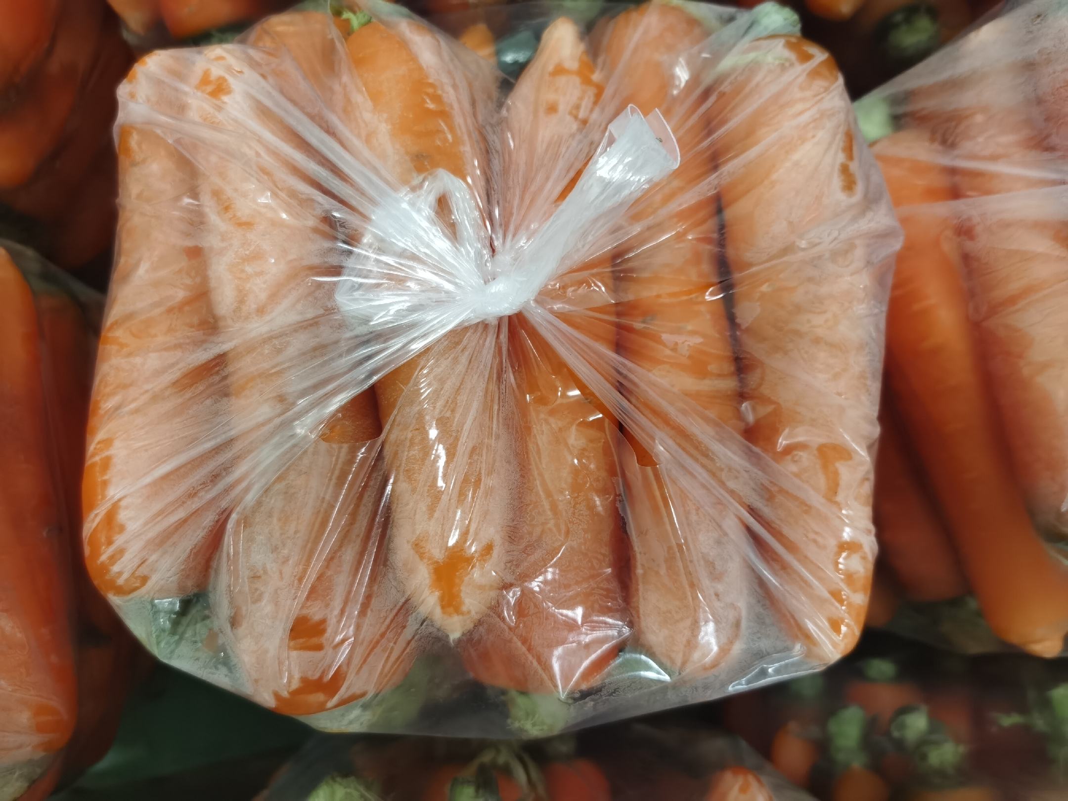 营养对比图表：三列并排柱状图，分别标注黄瓜/胡萝卜/芹菜的β-胡萝卜素、维生素C、膳食纤维、钾含量（单位：每100g可食部），数据来源《中国食物成分表（第6版）》