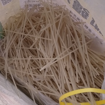 米粉碎渣（就是平常吃得炒米粉干粉碎渣可做牛羊饲料）6吨，