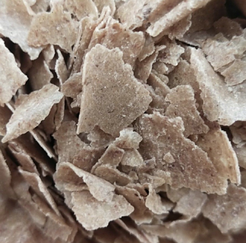 花生饼被粉碎用于肥料处理