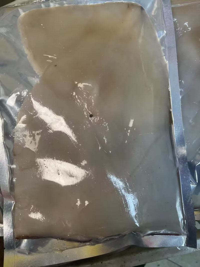 去眼睛，去皮，去内脏，去软骨，清理好的大鱿鱼，带头，带须