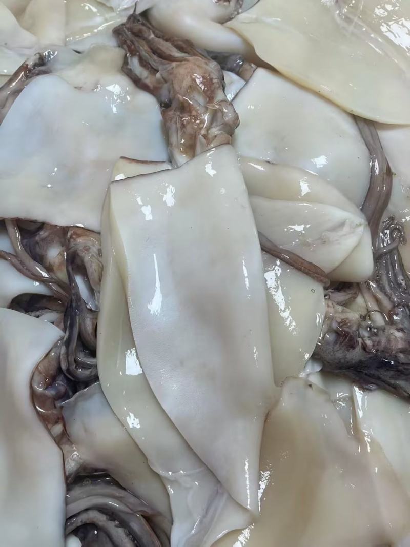 去眼睛，去皮，去内脏，去软骨，清理好的大鱿鱼，带头，带须