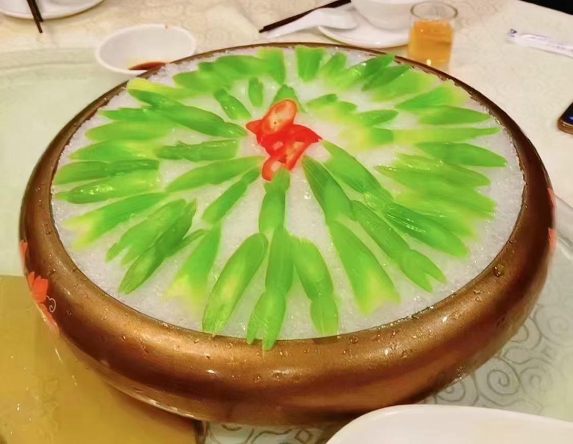 香芹装饰的精致菜肴