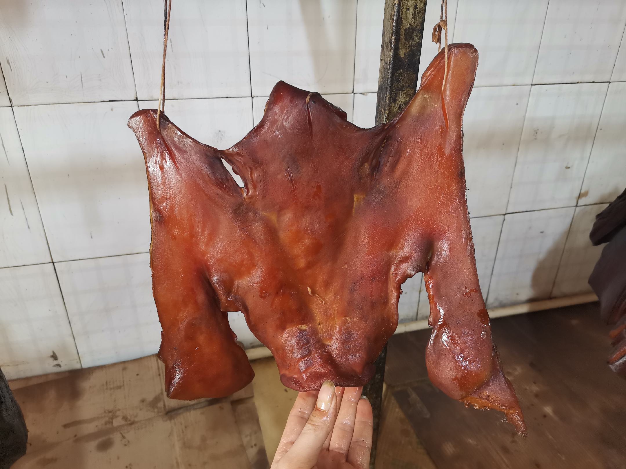 猪皮焯水与卤制过程