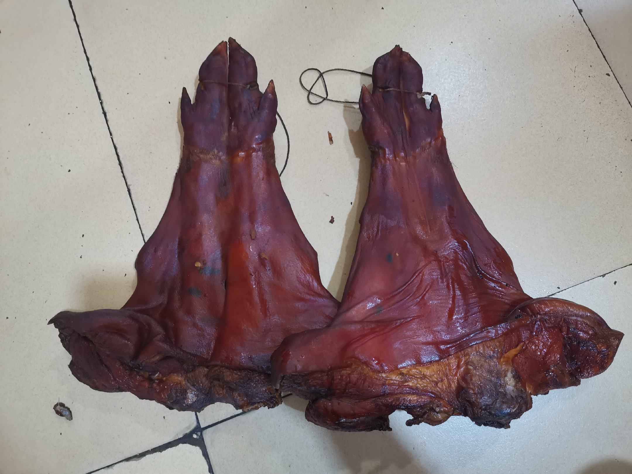 一碗热气腾腾的莲藕猪蹄汤,汤色清澈,食材丰富 莲藕猪蹄汤成品展示