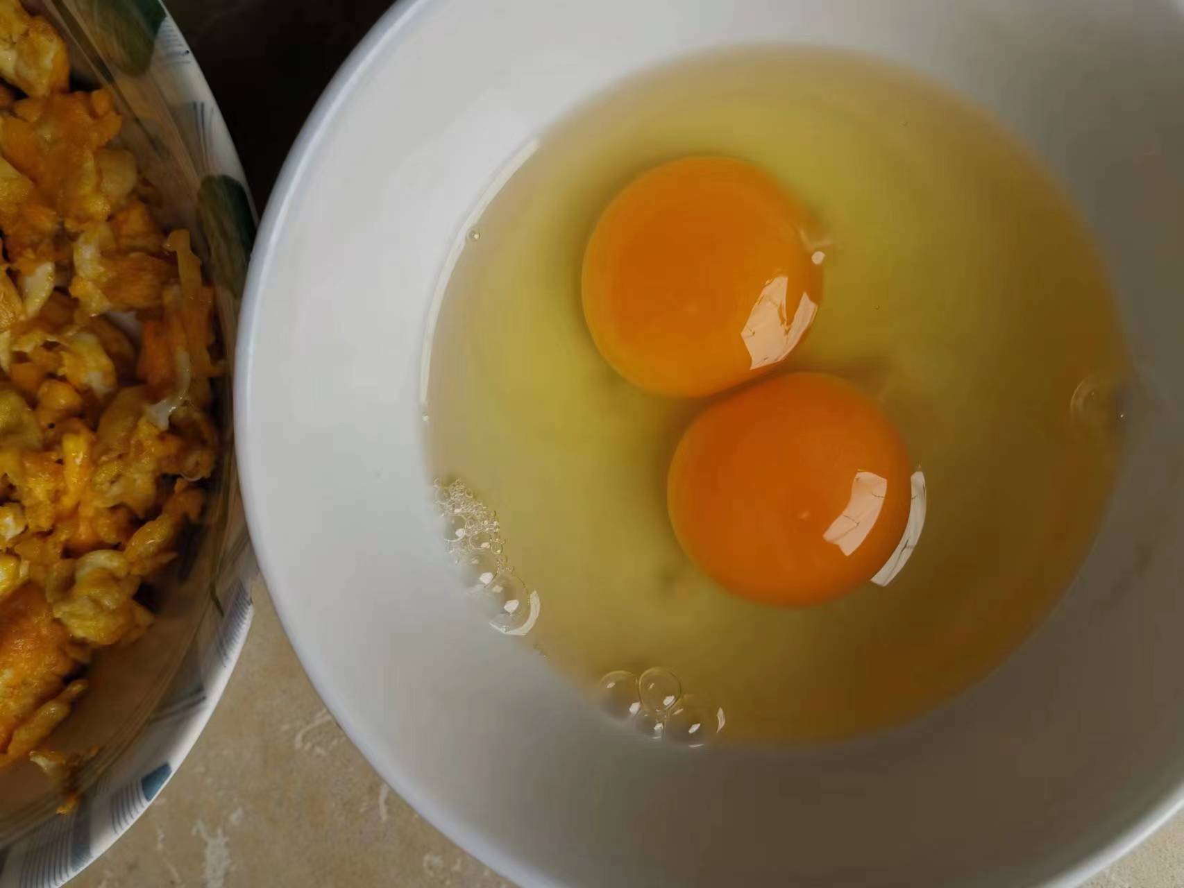 一碗热腾腾的酒酿鸡蛋,碗中可见完整的鸡蛋和糯米酒酿颗粒 酒酿鸡蛋成品图