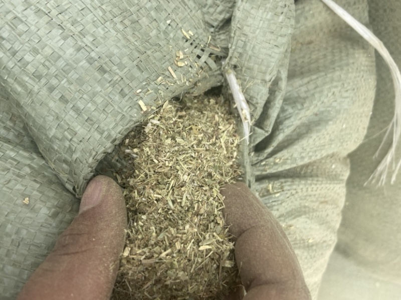 原产地花生秧，花生秧杆粉，可加工反刍动物饲料，兔饲料