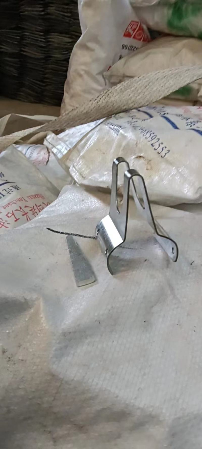 温室大棚配件厂家直供镀锌卡槽卡簧压膜卡镀锌大棚管件批发
