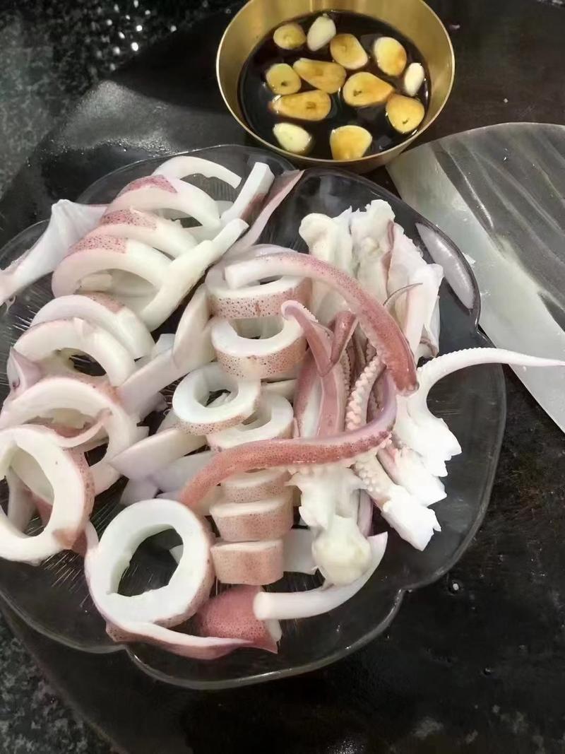 台海手钓鱿鱼(大管)，活冻鱿鱼，可刺身，小件试样十斤1件
