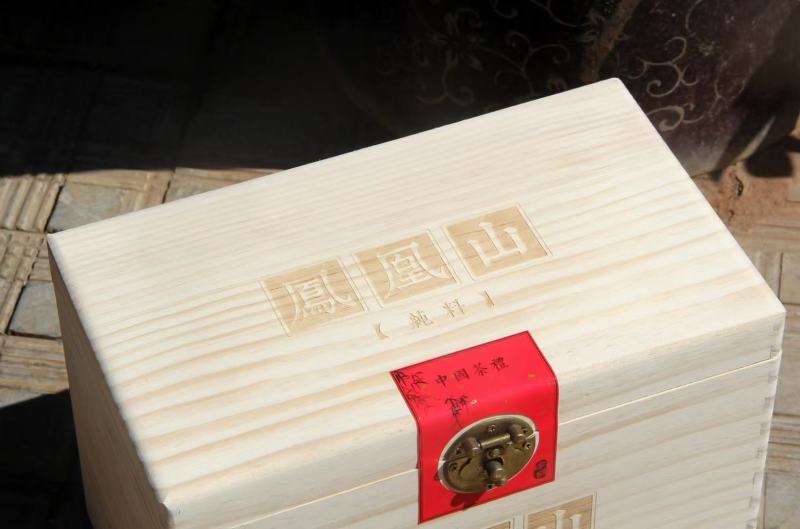 凤凰山头春生态大树茶（盒装）规格：500g/套，
