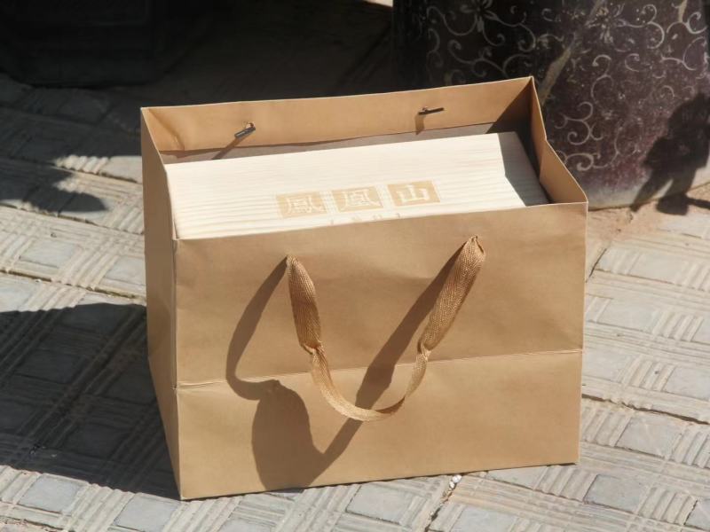 凤凰山头春生态大树茶（盒装）规格：500g/套，