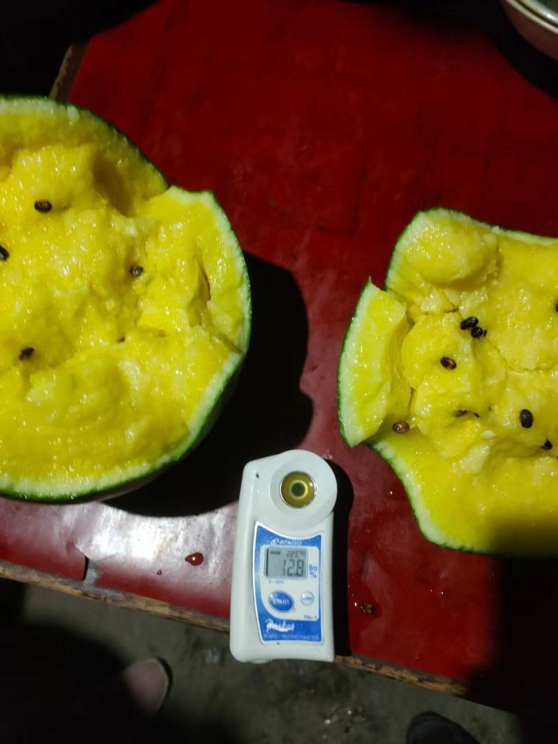 江苏东台精品特小凤西瓜黄心西瓜皮薄多汁，全国发货量大从优