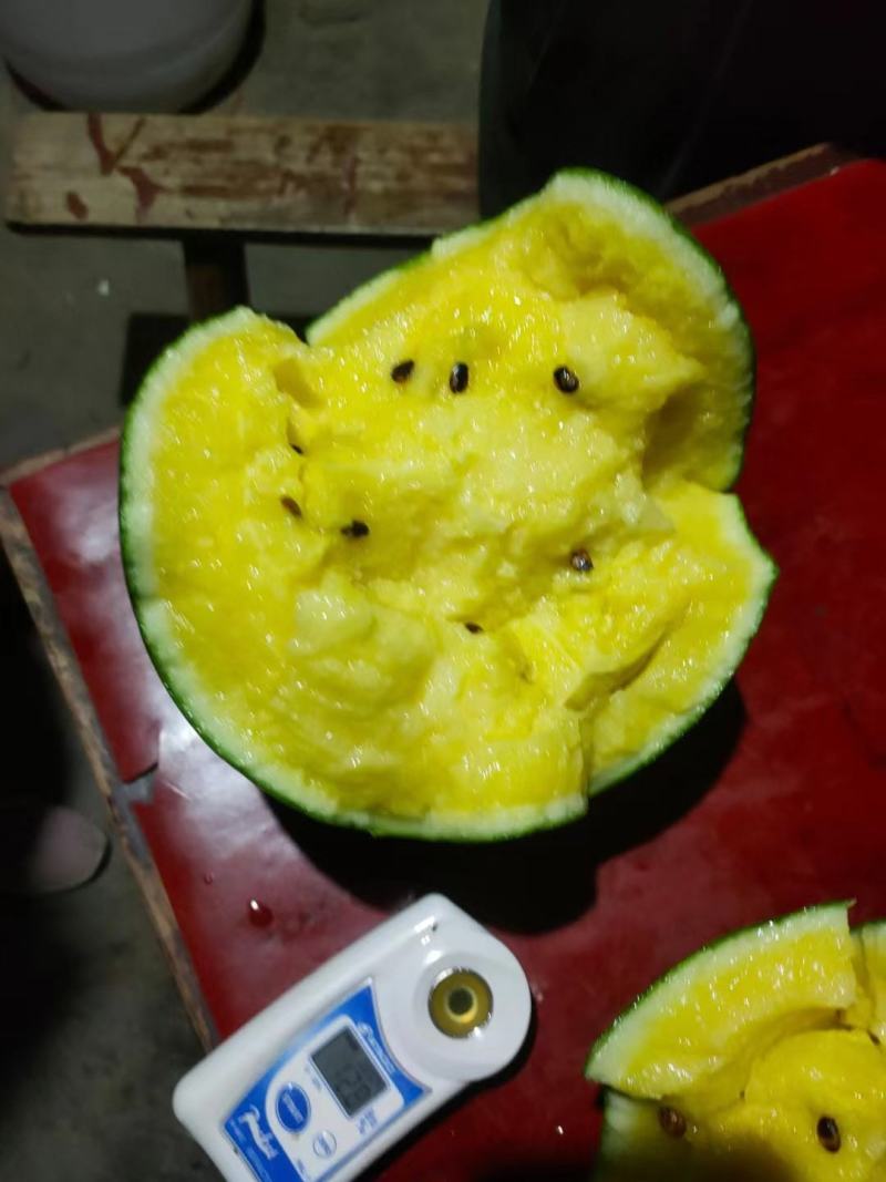 江苏东台精品特小凤西瓜黄心西瓜皮薄多汁，全国发货量大从优